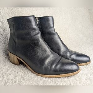 CLARKS Women leather boots size 9 US Side zipper color black